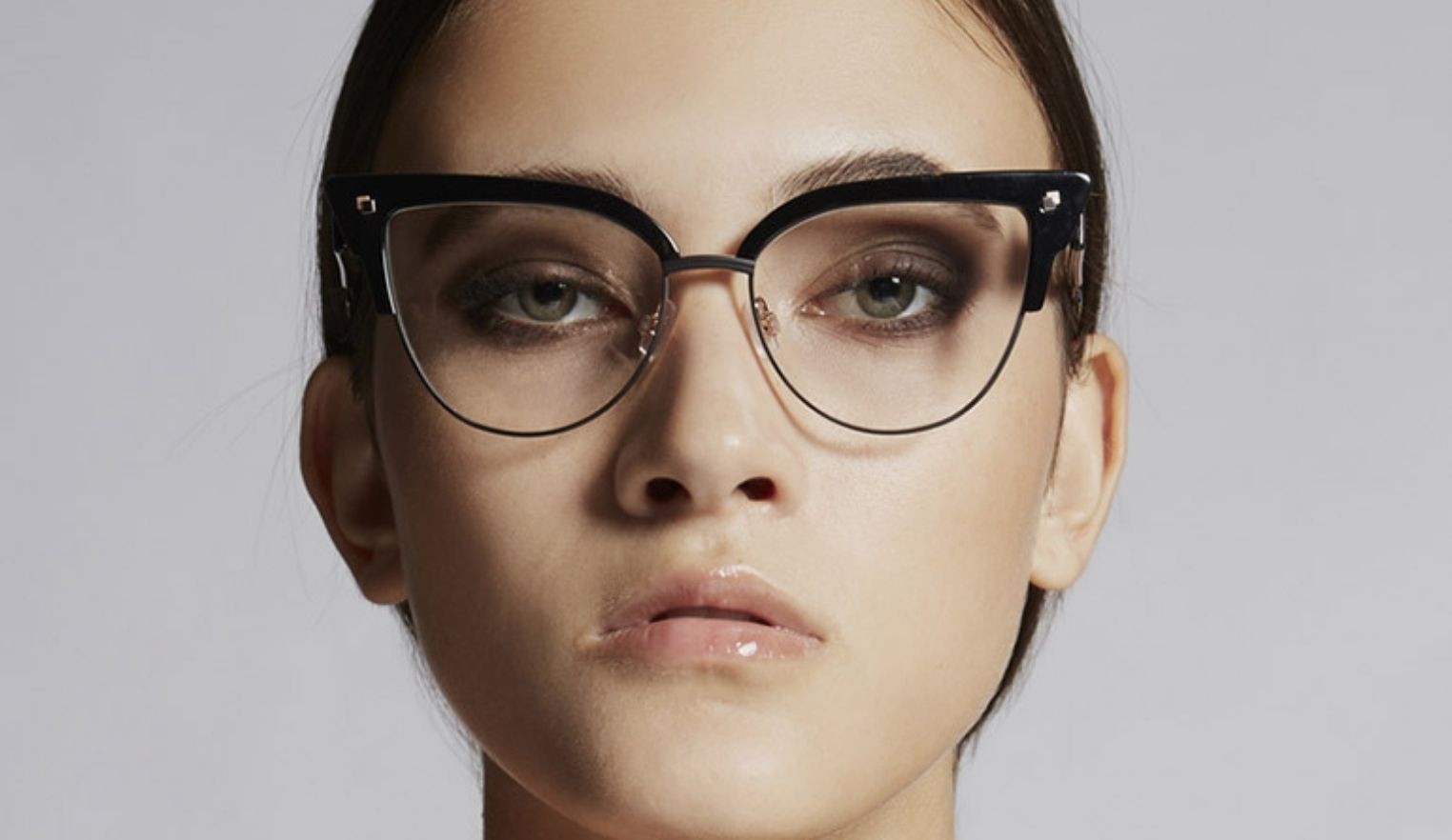 Montatura degli occhiali: acetato o titanio?